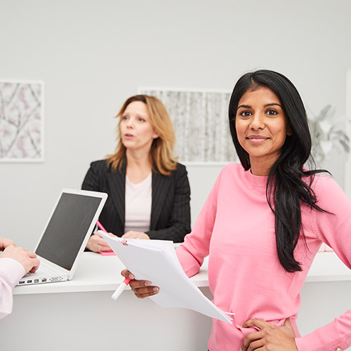 Medarbetare och chef i receptionsmilj&ouml; i digital arbetsmilj&ouml;